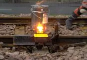 (Video) Hàn đường ray xe lửa bằng phương pháp nhiệt nhôm